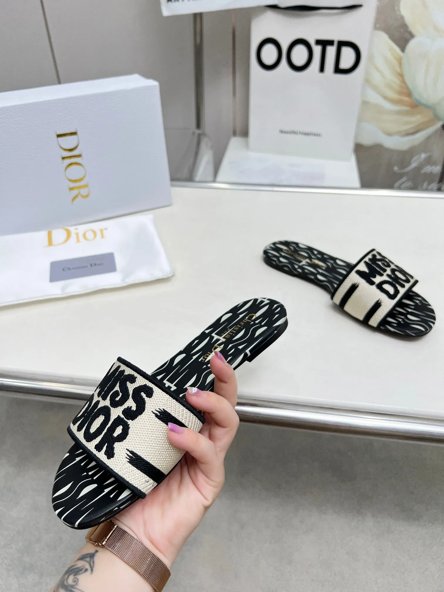 👟👟Ex-factory price 300👟👟 •Dior women's presbyopic embroidered leather-soled slippers Christian Dior has always been synonymous with magnificence and elegance, and has always been at the top of the fashion world👍 What is particularly worth mentioning is: the embroidered ✨ pattern on the sole, which reproduces one of the cherished symbols of Christian Dior✅More than a hundred colors to choose from ◽️️Upper: selected top-quality embroidered cotton ◽️Inner lining: imported sheepskin ◽Number 35-40 (41.42.43 customized)